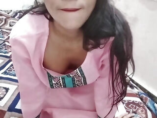 Desi aunty ko saman dene ke bahane pel diya