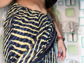 Sister-in-law cleaned the armpits and smoothed the armpits.