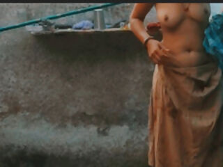 The elder sister-in-law&amp;#039;s stepsister is bathing naked in the open courtyard of the house, the elder sister-in-law&amp;#039;s st