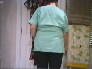 LA MAMAN PISSE ET SE FOUT A POIL
